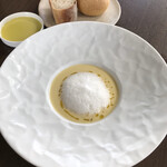 キュッヒェ - すごく甘いとうもろこしの冷製スープ。
      中にはキャラメリゼされた実がたっぷり。