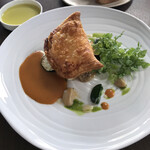 キュッヒェ - メインは鯛と帆立のパイ包みにしました。