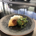 キュッヒェ - 姉のメイン料理。
      オムレツ。中にお肉ゴロゴロ入ってたらしいです。