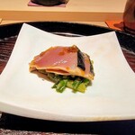 日本料理 研野 - 和歌山県の戻り鰹ニンニク醤油漬け、青森県の山菜みず