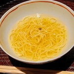 日本料理 研野 - 手打ち玉子麺、牛豚鶏と金華ハムの清湯スープ、粒胡椒