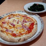 Saizeriya - ほうれん草のソテーとパンチェッタのピザ。