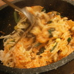 焼肉 山水 - 24年11月　石焼ビビンパ　混ぜ混ぜ中