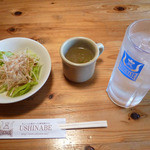 USHINABE - サラダ、スープ、水です。
