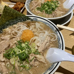丸源ラーメン - 肉そば肉ダブル麺大盛り（手前）と肉そば