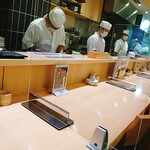 Sushi Hayata - 平日13時過ぎのカウンター(ランチは14時まで)✨檜の一枚板、大きめ高めの立派なパーテーション。そして、真っ白い割烹着に真っ白いマスクの正装で美しい4名の寿司職人。