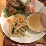 ベトナム料理 アオババ  - 前菜三種盛り（生春巻き、揚げ春巻き、パパイヤのサラダ）