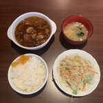 クイントアロー - 牛すじカレー、ご飯、サラダ、味噌汁