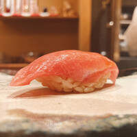 鮨 龍次郎 - マグロの中トロ（腹身）