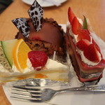 Okashi Koubou Antore - ジコロ（右）、ショコラバーガー（中央）、本日のショートケーキ（左）