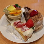 Okashi Koubou Antore - 本日のおすすめ（右）、苺タルト（中央）、アントレカップ（左）