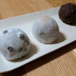 （左から）豆大福、栗大福、黒米おはぎ