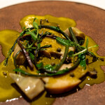 レストラン オオツ - 2021.9 地物黒鮑 肝とケッパーのソース つるむらさき アーティチョーク