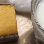 基山パーキングエリア(上り線)ショッピングコーナー - お土産は牛乳と一緒に出してくれました