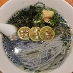 麺屋 六感堂 - 天ぷらがのった青いラーメン(冷)
