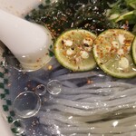 麺屋 六感堂 - 天ぷらがのった青いラーメン(冷)