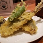 麺屋 六感堂 - 天ぷらがのった青いラーメン