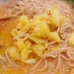 チリトマ ラーメン THANK - ピクルスとよく合う。