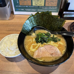 横浜家系ラーメン 銀家 - 「とんこつ醤油ラーメン」750円