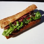 コトリパン - パストラミとクリームチーズのバゲットサンド