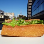 コトリパン - パストラミとクリームチーズのバゲットサンド