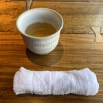 韓国家庭料理 はな - 玄米茶とおしぼり