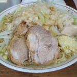 ラーメン二郎 - 豚はいつもより大きい