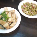 史記正宗牛肉麺 - 厚揚げの煮物など、自家製小皿料理も豊富