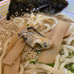 醤麺男 - 牡蠣がトッピングされていました