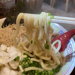 醤麺男 - 麺は太めの角麺です