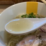 塩生姜らー麺専門店 マニッシュ - スープ