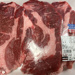 コストコ - 男性の足くらいのステーキ肉が３枚入ってこのお値段！我が家は１枚譲ってもらいました♪