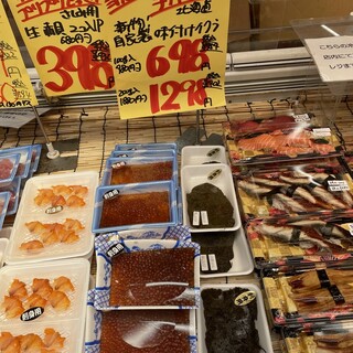 新鮮な海の幸は店頭でもお買い求めいただけます♪