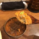 SPICY CURRY 魯珈 - スプーンのはバタチキ、背景はスパイシーチキン