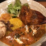 SPICY CURRY 魯珈 - スプーンのはスパイシーチキンで、背景はバターチキン