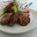 タベルナ ロンディーノ - 2009/05 Salsiccia fatto in casa alla griglia con insalata：自家製ソーセージのグリル、サラダ添え（1,470円）