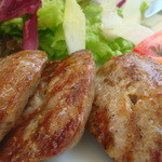 タベルナ ロンディーノ - 2009/05 Salsiccia fatto in casa alla griglia con insalata：自家製ソーセージのグリル、サラダ添え（1,470円）