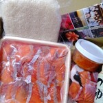 おしか商店 - 内容物:米3合、鮭の切り身、鮭のアラ、はらこ飯のつゆ、いくら(210910)