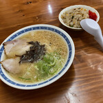 ラーメン勝龍軒 - ラーメンと焼き飯半分