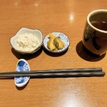 炭膳 茅心 - 定食の小鉢と香の物