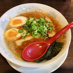 麺屋 ぜん - 旨辛豚骨赤ラーメン＋煮卵