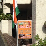 MALIKA - 看板とインド国旗