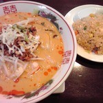 鴻祥酒楼 - 担々麺半チャーハンセット(700円)