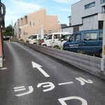 印度料理シタール - 駐車場は倉庫の右側です