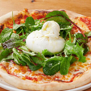 Looks great on SNS! ``Burrata pizza'' with a whole burrata on top