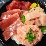 小僧寿し - 南鮪とろ入りまぐろ三昧丼650円(税抜:以下同)アップ