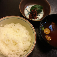 人形町今半 上野広小路店 - 赤だしのお味噌汁とごはん