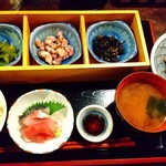 Poro Homumeido Kicchin - ランチ全景。メインの他に惣菜3種、刺身、赤だし、大葉の炊き込みご飯。