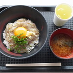157924364 - 赤富士丼（並￥900）。船上で「漬け」にした生しらす、味付け卵黄・生姜をトッピング