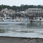 Tagonoura Gyokou Gyokyou Shokudou - 食べている間にも、目の前で漁船が出入りして風情満点